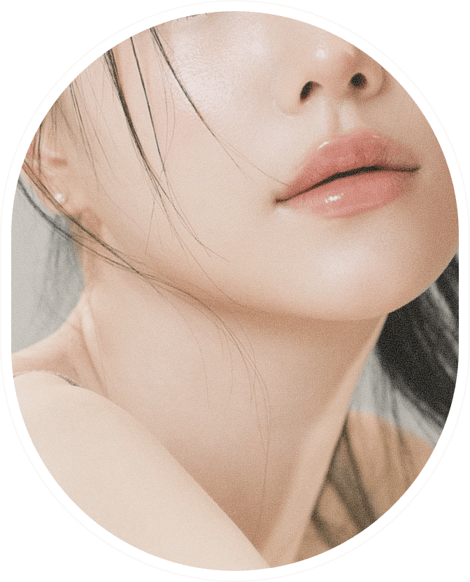 艶やかな唇が写る女性の顔のクローズアップ