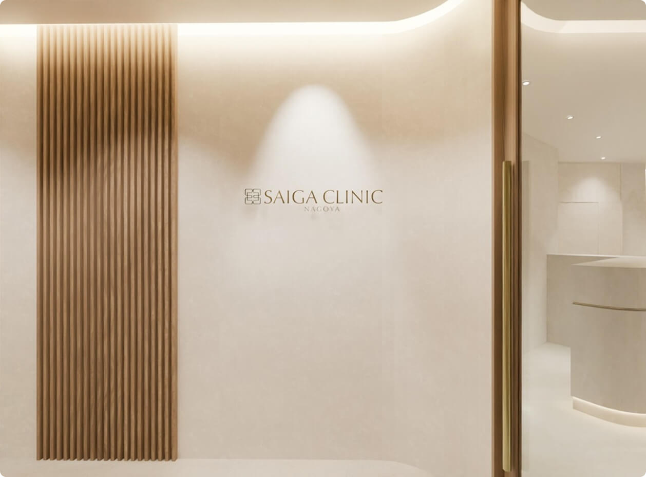 木製ルーバーとSAIGA CLINIC NAGOYAのロゴが配されたエレベーターホール
